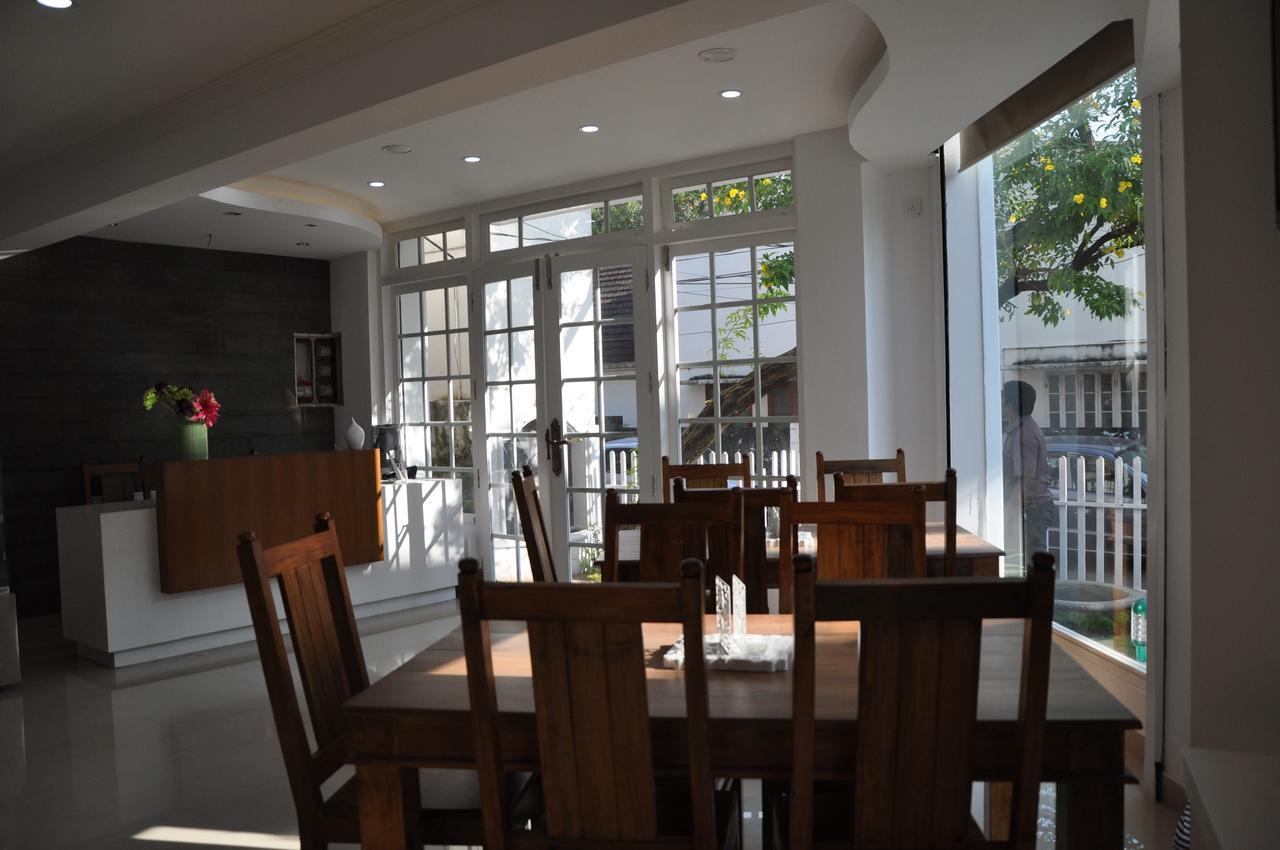 Daffodils Spice Court Hotel Kochi Exterior photo
