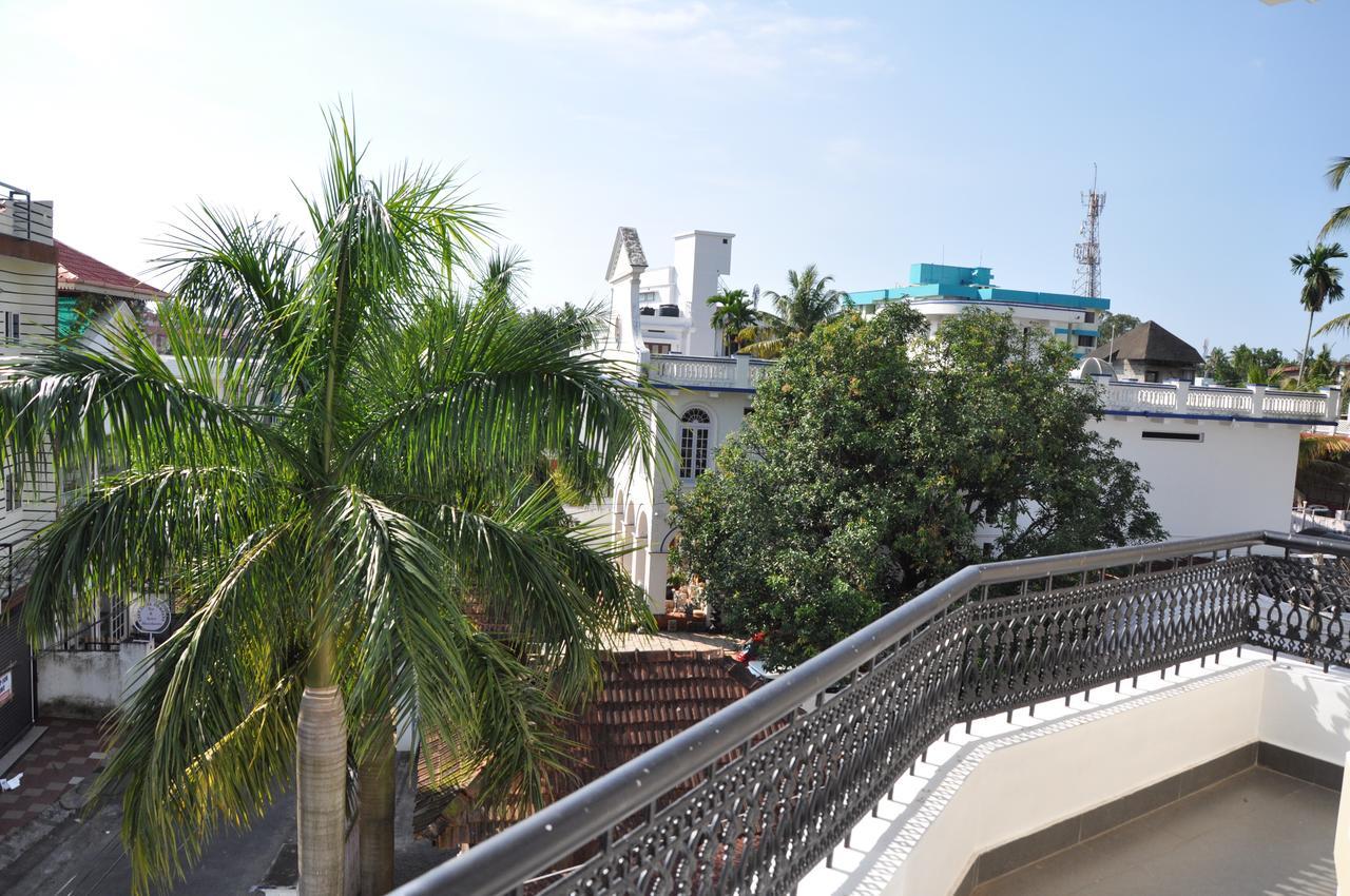 Daffodils Spice Court Hotel Kochi Exterior photo
