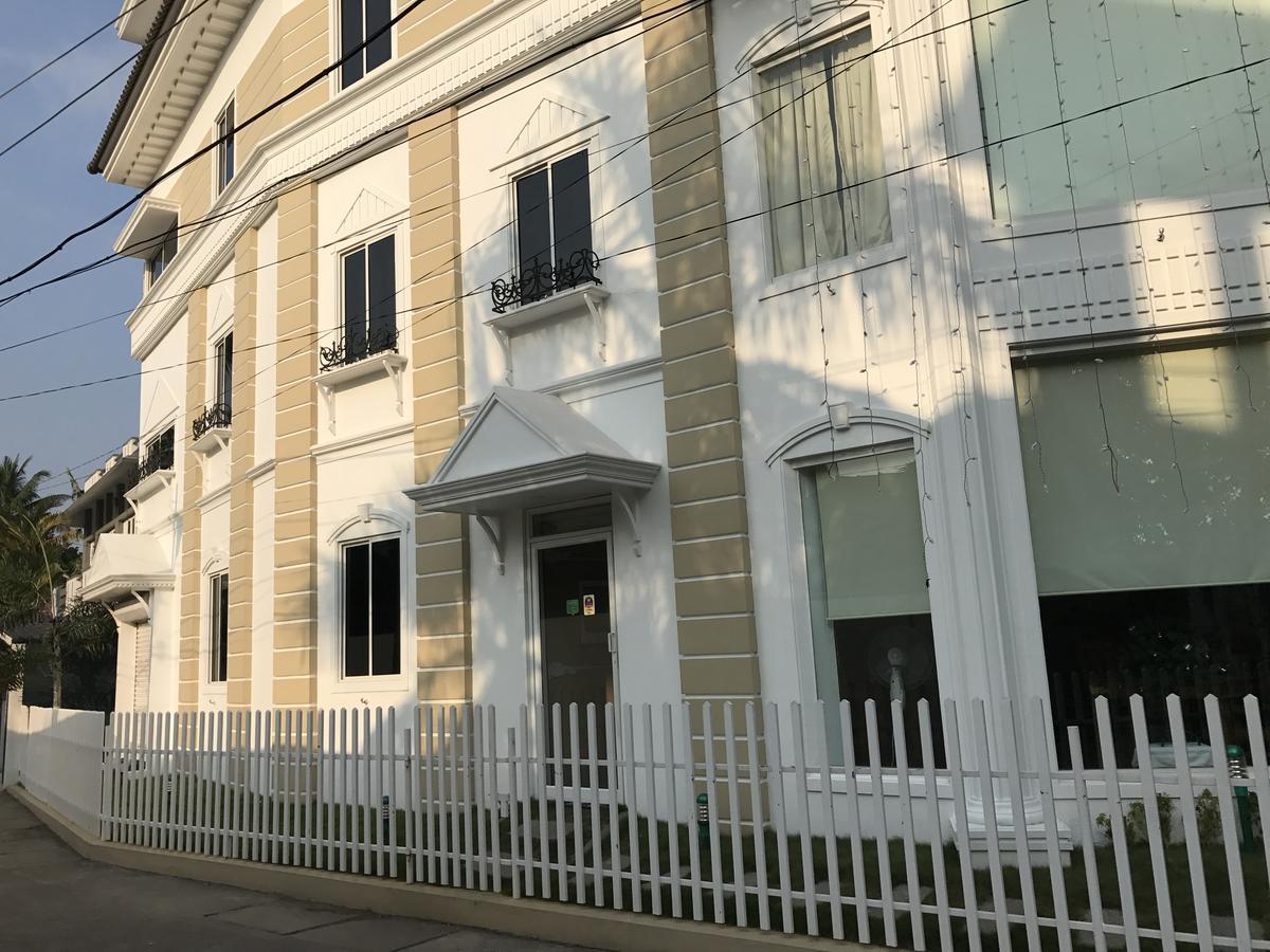 Daffodils Spice Court Hotel Kochi Exterior photo
