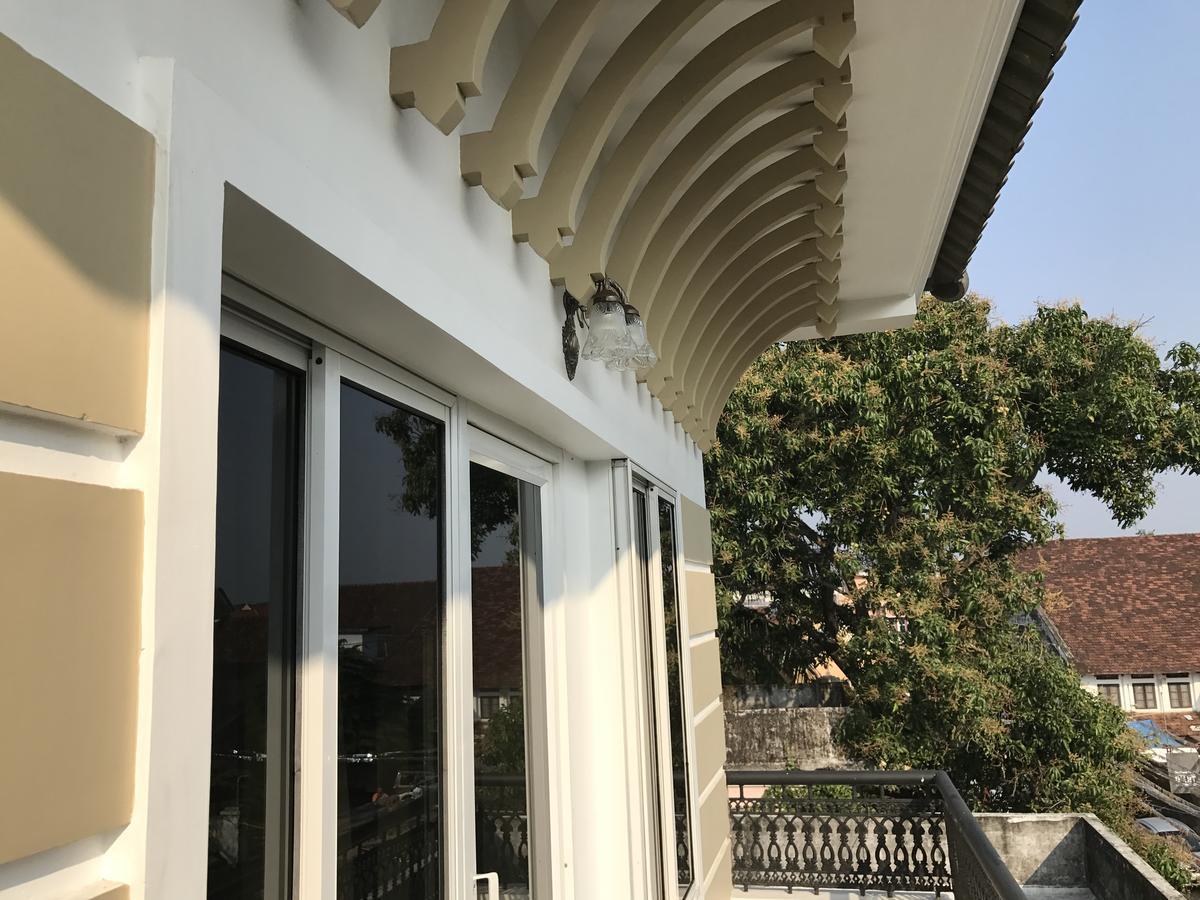 Daffodils Spice Court Hotel Kochi Exterior photo
