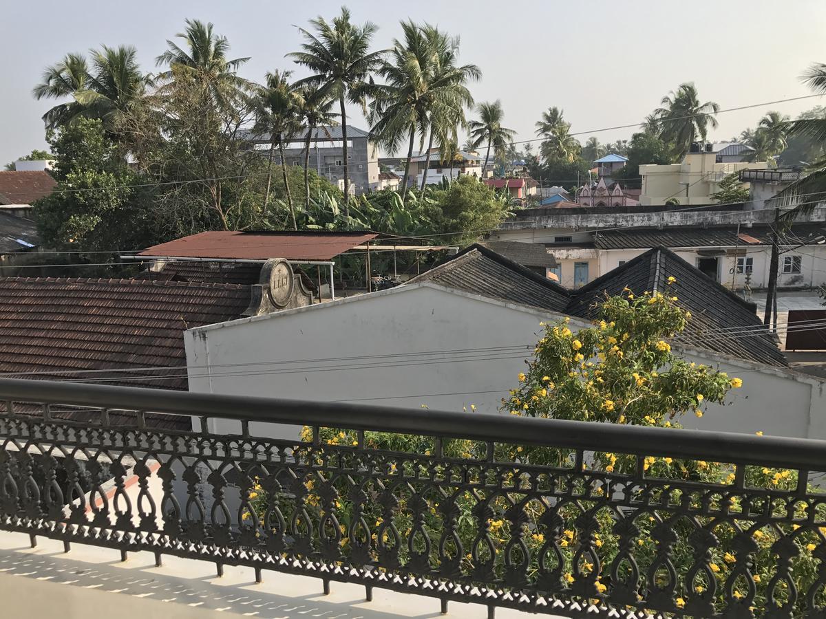 Daffodils Spice Court Hotel Kochi Exterior photo